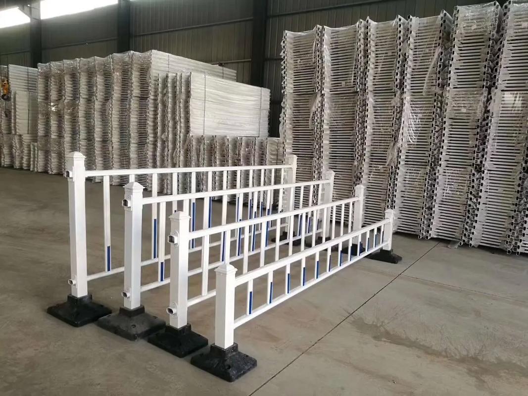 公路護(hù)欄生產(chǎn)工廠 專(zhuān)注于高品質(zhì)交通設(shè)施與鐵藝護(hù)欄制造